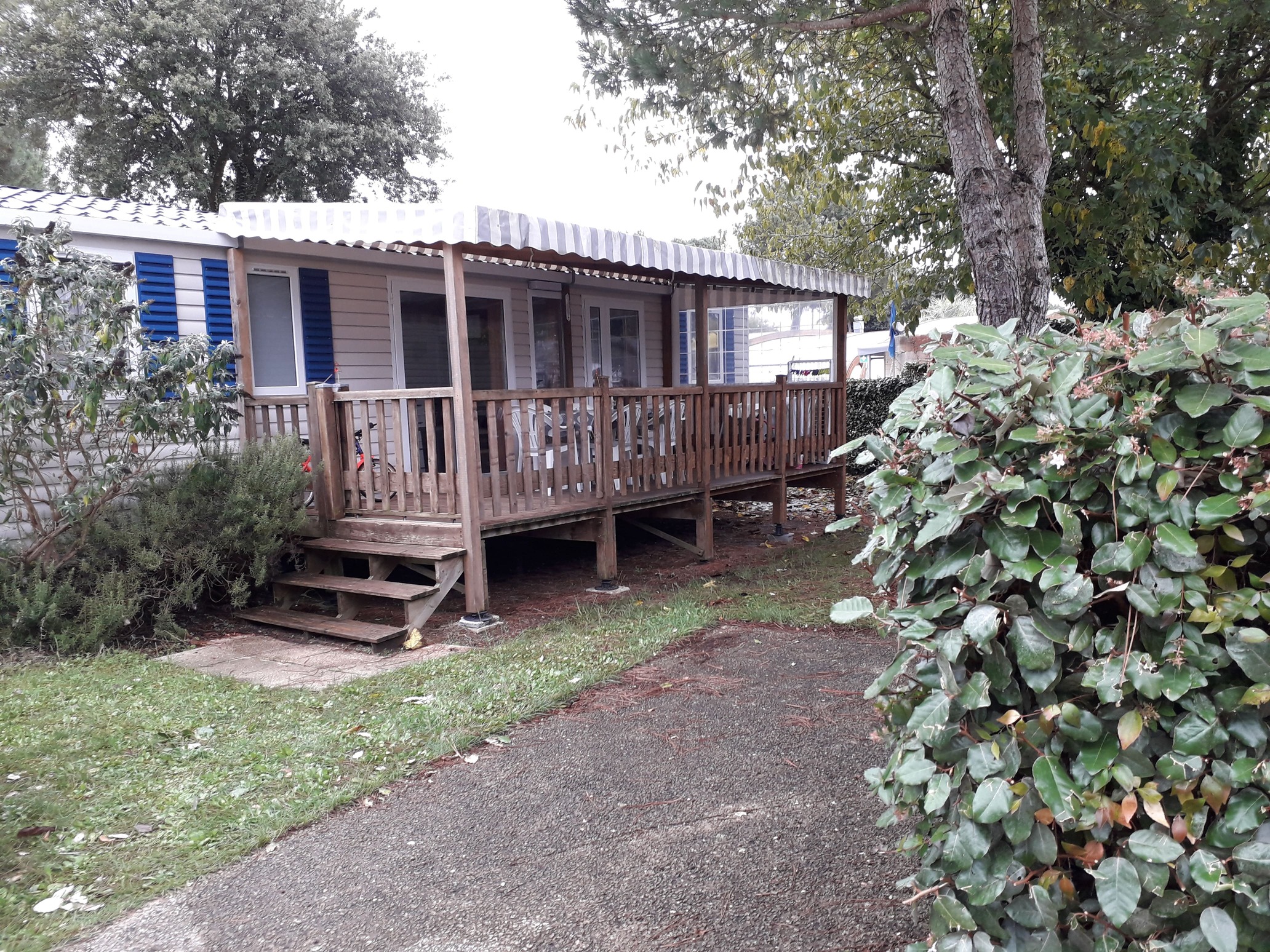 vue du mobilhome et la terrasse