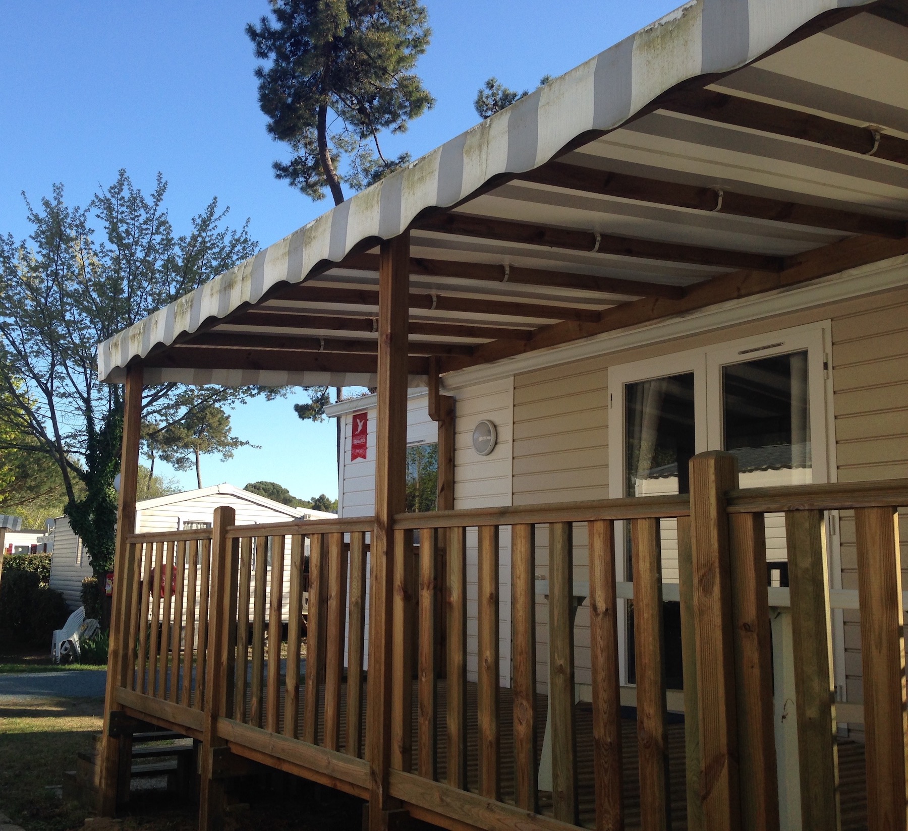 Sous les pins-terrasse mobilhome Ronce les bains La Pignade